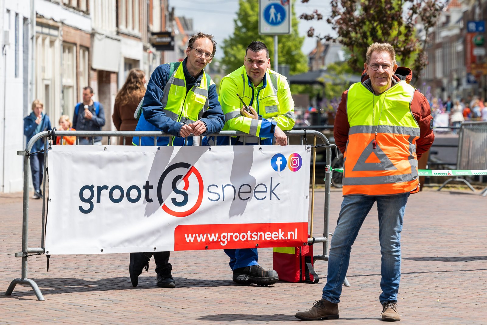 Vrijwilligers langs het parcours