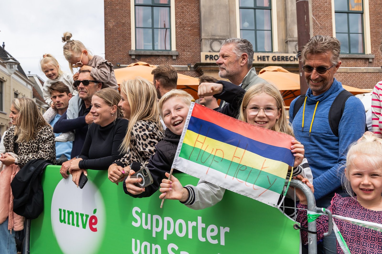 Aanmoedigend publiek langs de route