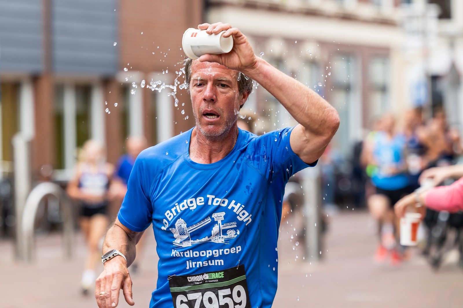 Loper giet water over zijn hoofd