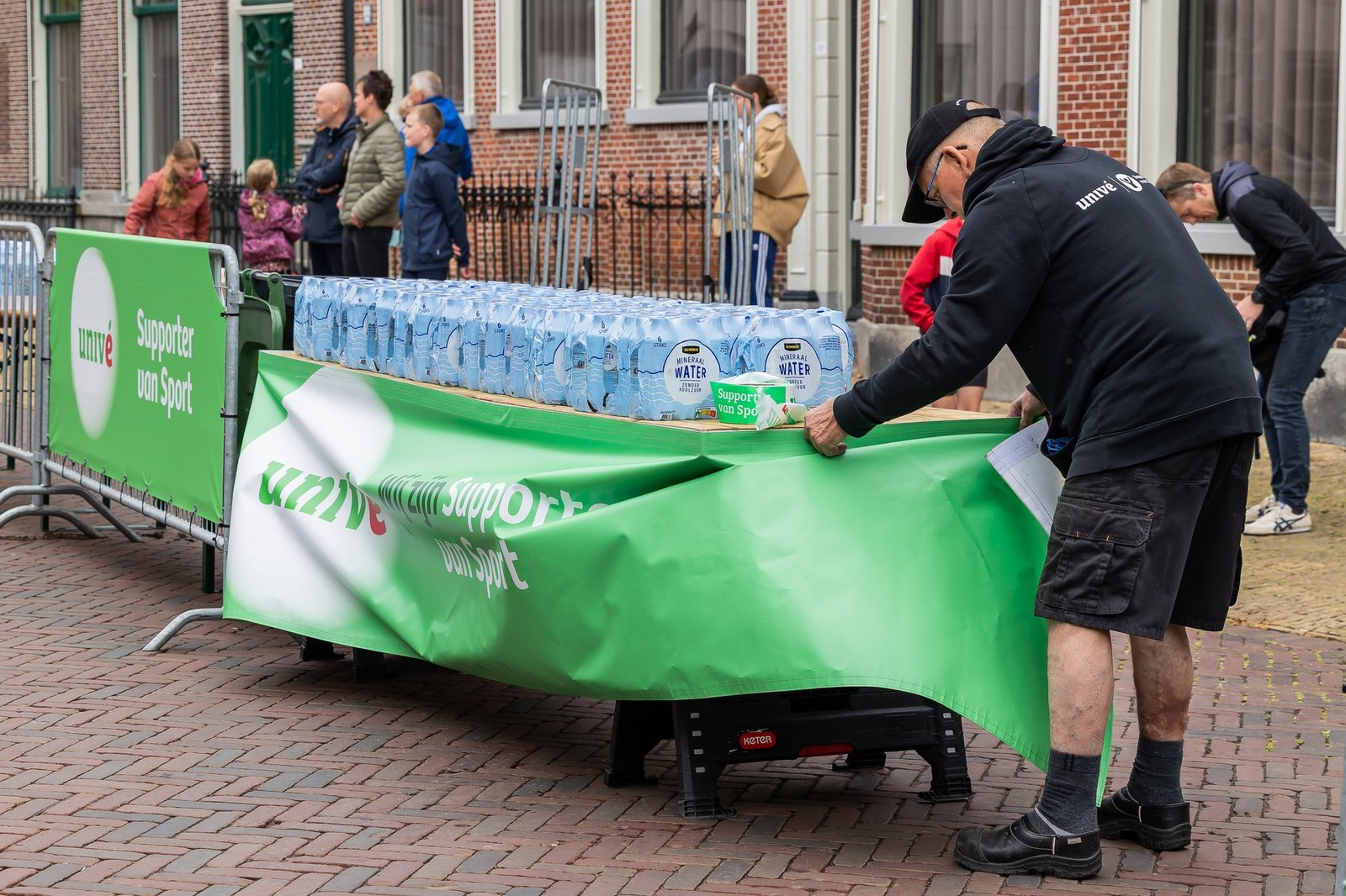 Flesjes water op tafel bij verzorgingspost