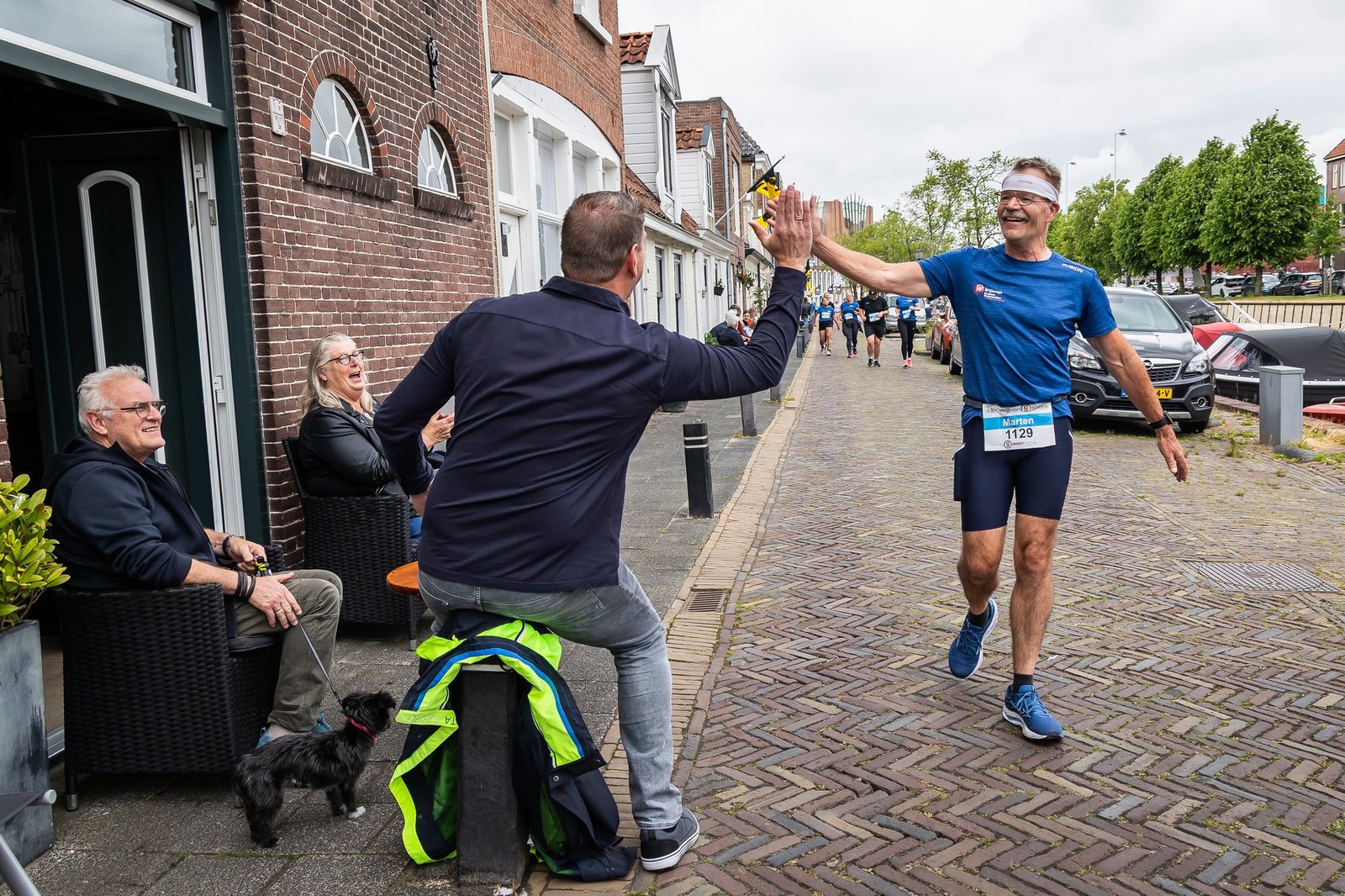 High five tussen loper en supporter