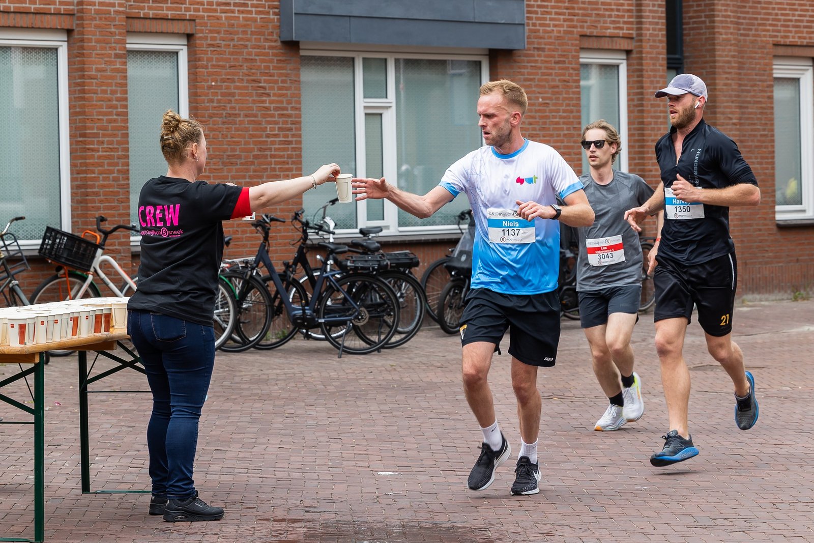 Waterpost langs het parcours van de 4 Mijl van Sneek