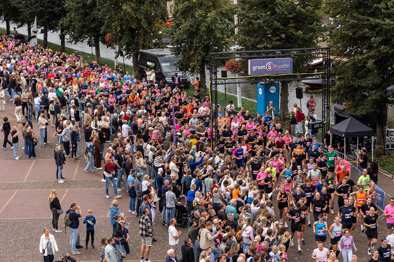 Hardlopers in het centrum van Sneek tijdens Marathon Sneek 2026