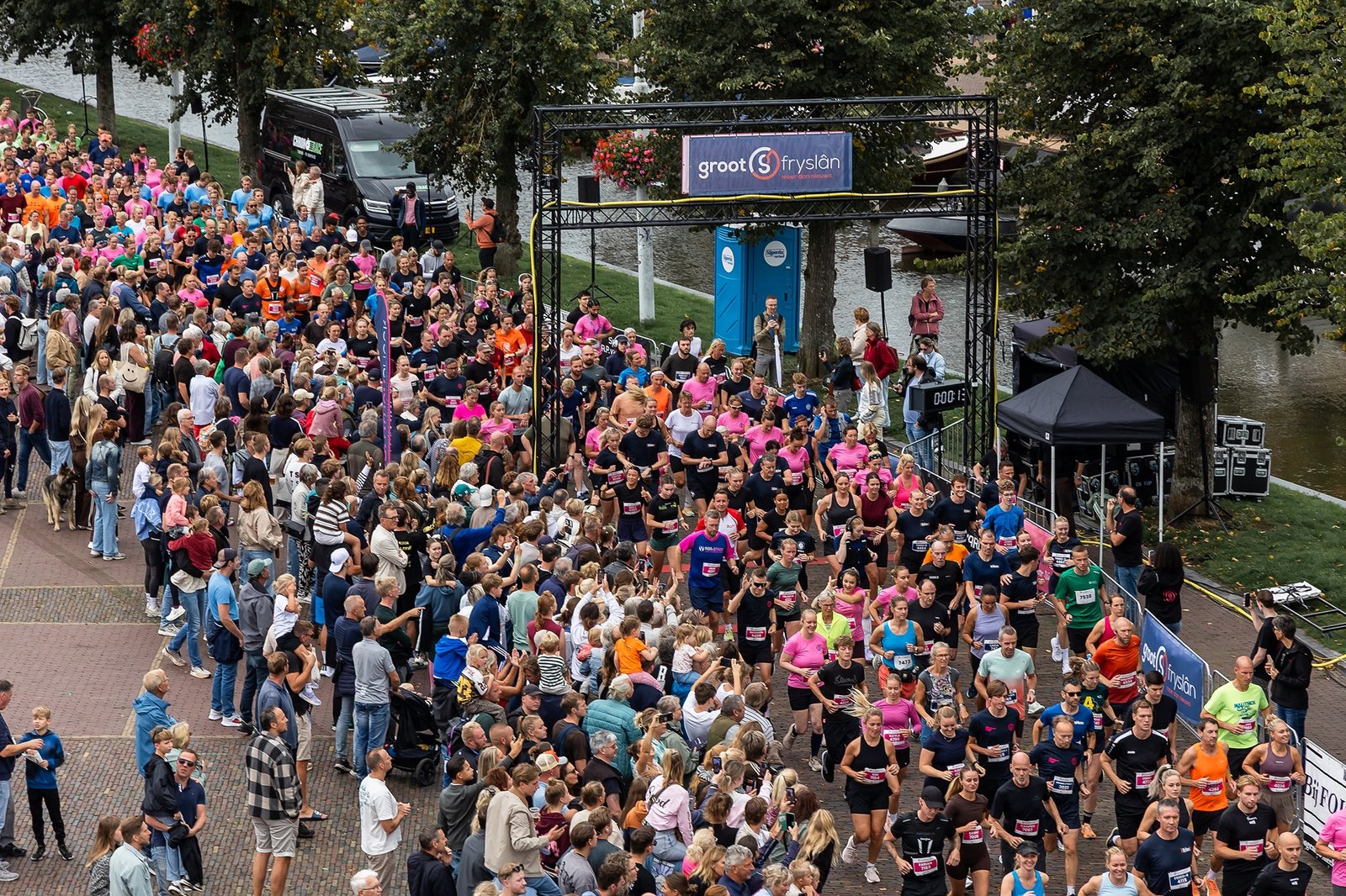 Deelnemers tijdens de 4 Mijl van Marathon Sneek 2026