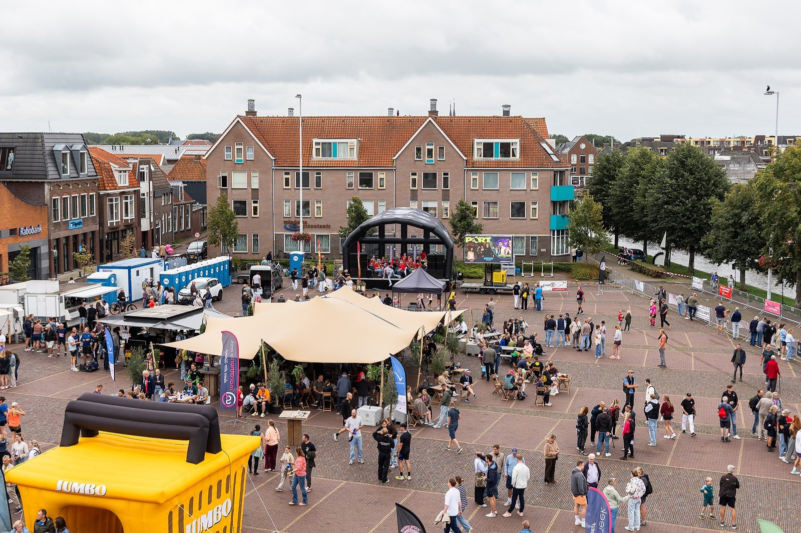 Sfeer en vrijwilligers tijdens Marathon Sneek 2026