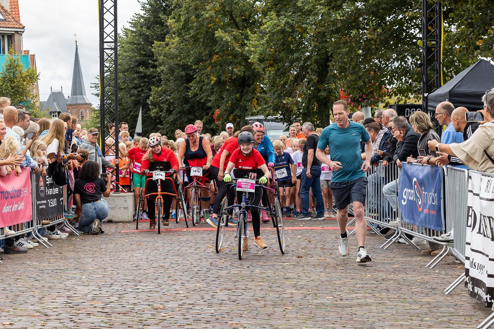 Hardlopers onderweg tijdens Marathon Sneek 2026