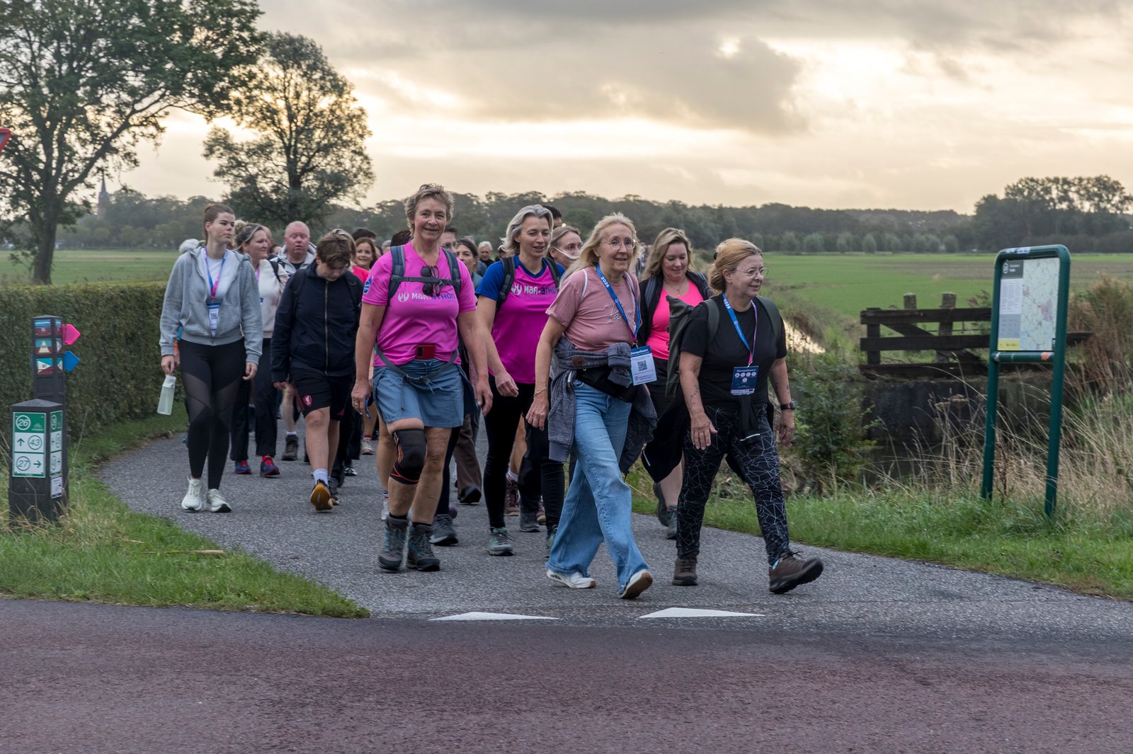 Wandelaars onderweg tijdens Marathon Sneek 2026