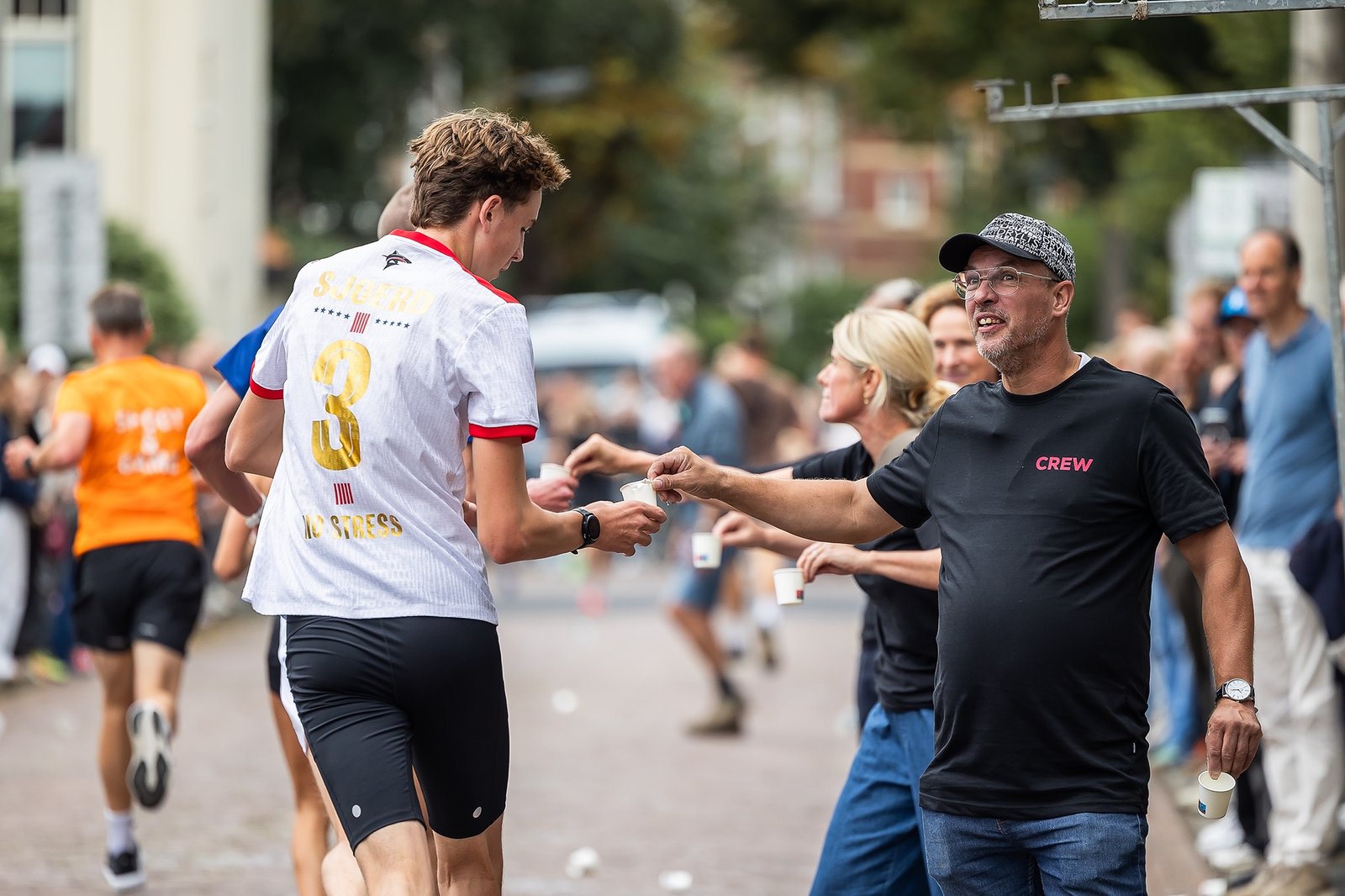 Deelnemers en publiek tijdens Marathon Sneek 2026
