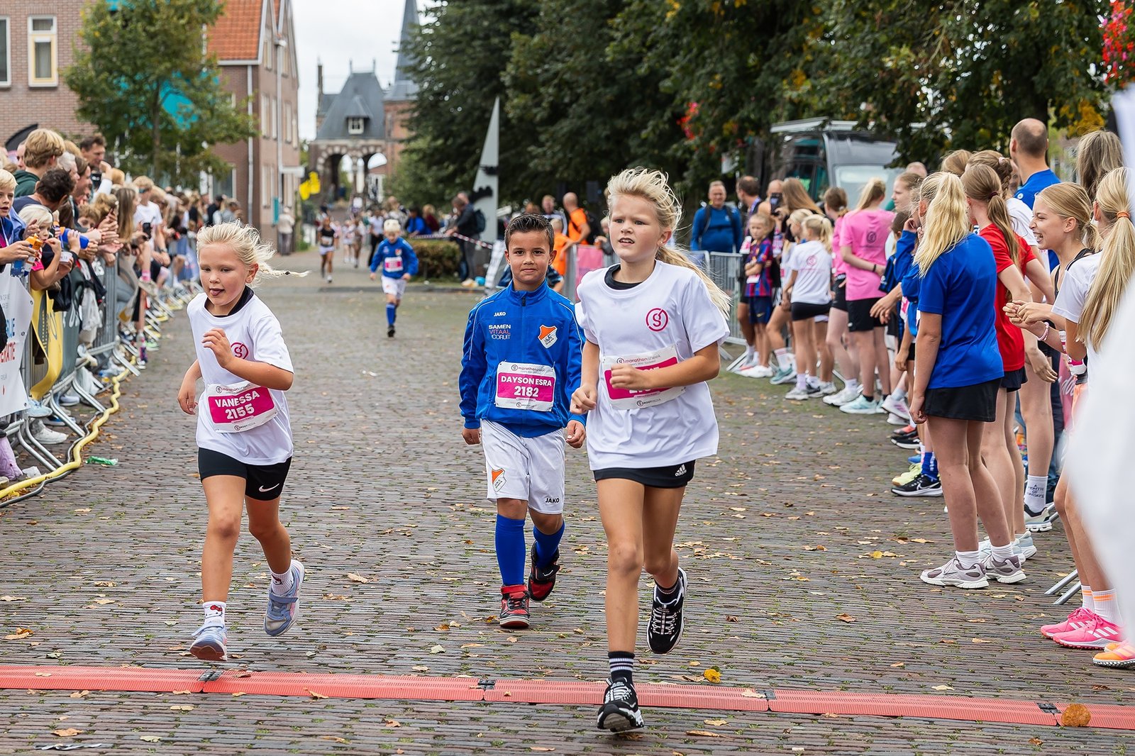 Publiek moedigt deelnemers aan tijdens Marathon Sneek 2026