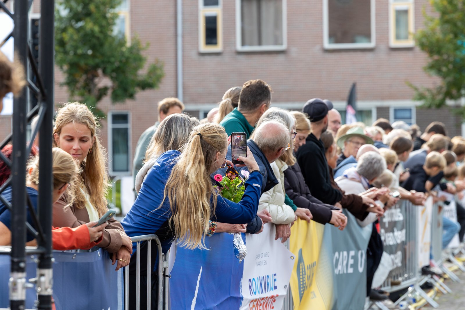 Supporters langs het parcours tijdens Marathon Sneek 2026